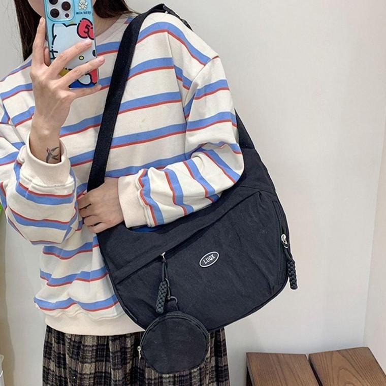 여성 크로스 가방 가벼운 핸드폰 여행용 백 블랙 크로스백 반달 데일리 반달백 캐주얼