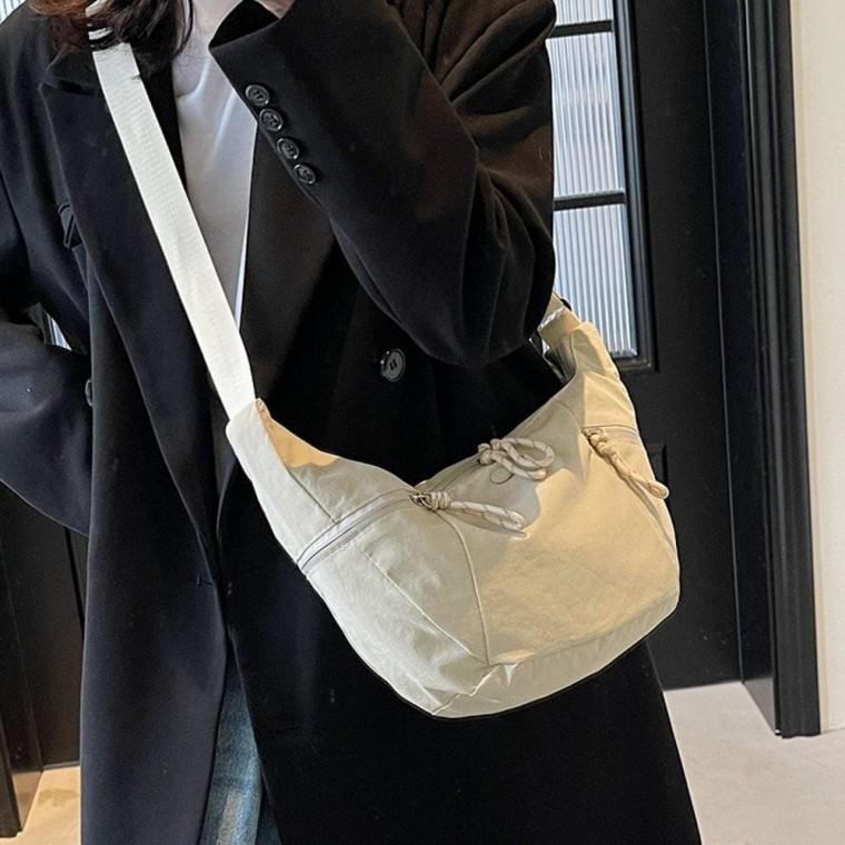 나일론 크로스 가방 가벼운 여행 휴대폰 백 아이보리 여행용 크로스백 여성 반달 데일리