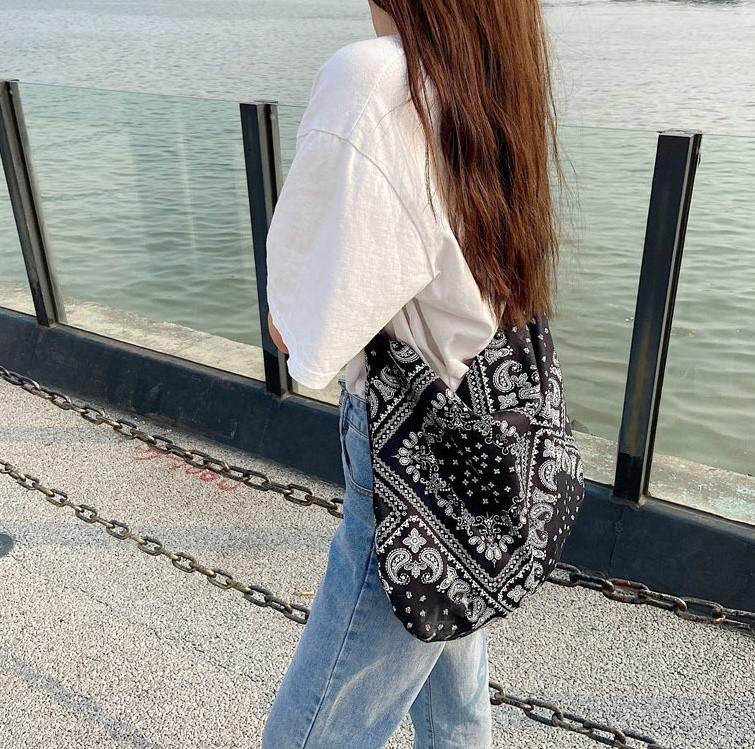 반다나 페이즐리 크로스 숄더백 넉넉한 다용도 데일리 가방 가벼운 패브릭 캐주얼 패션아이템