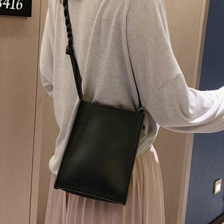 데일리 여성 작은 메신저백 휴대폰 수납 검정 가방