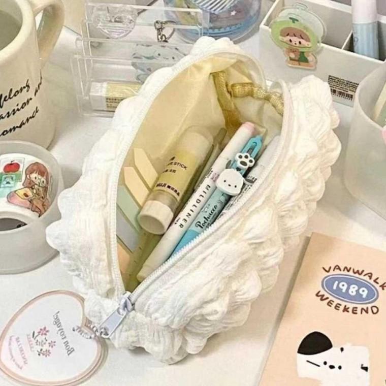 여자 직장인 회사원 메이크업 립스틱 화장품 파우치