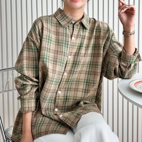 여성 오버핏 스타일 체크 패턴 깔끔한 체크 셔츠