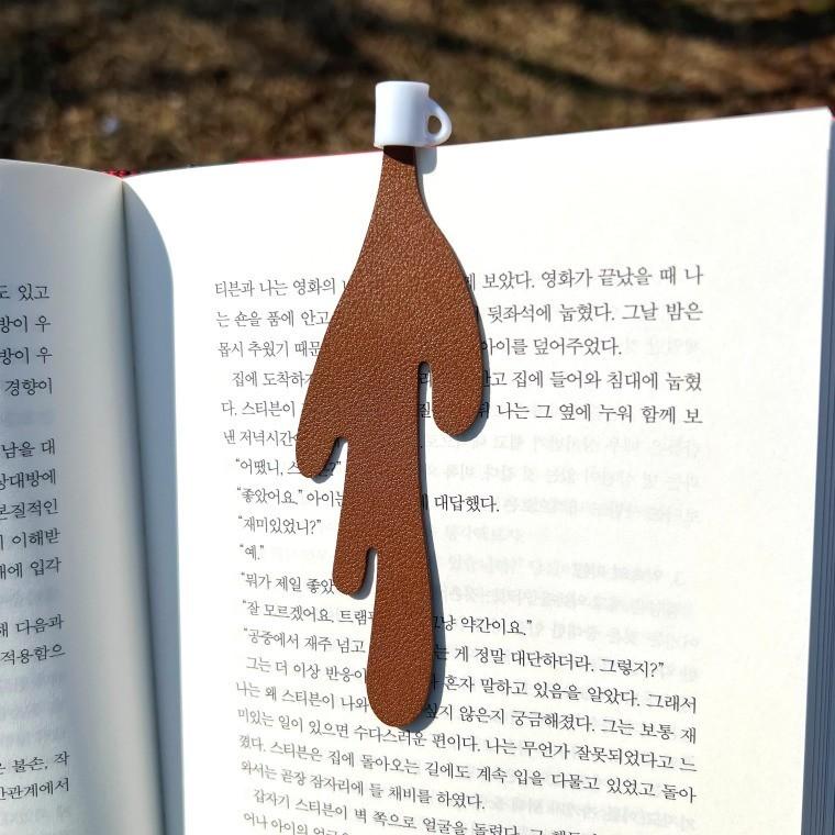 쏟은 커피 책갈피 북마크