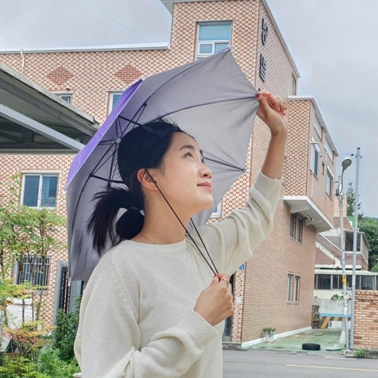 우산모자 머리에 퍼플 파라솔 에쓰는 소형