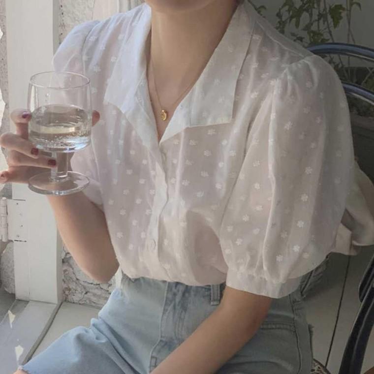 꽃자수 셔링 퍼프소매 블라우스 브이넥 여친룩 여성 반팔블라우스 퍼프블라우스 여름블라우스