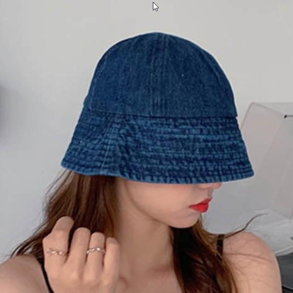 코디 패션 무드 데님 벙거지 햇빛 실용성 챙 데일리 스타일링 편안한 나들이 사계절 귀여운