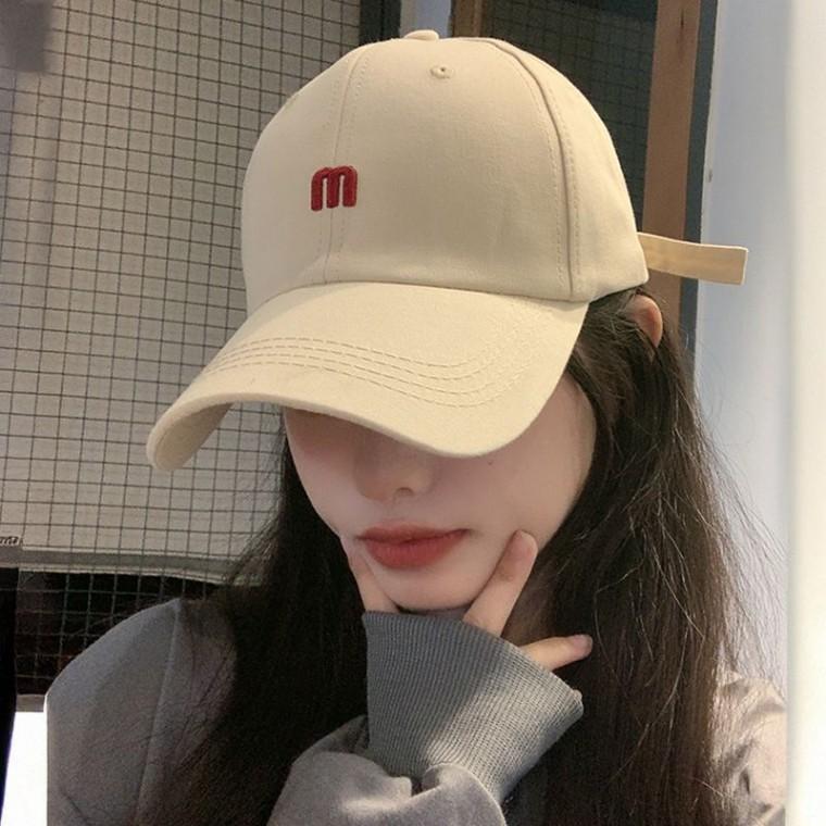 얼굴이 작아보이는 레터링 자수 여성 볼캡