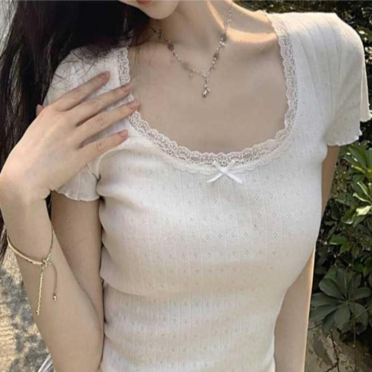 잔잔한 펀칭패턴 레이스 디테일 스퀘어넥 반팔 티셔츠