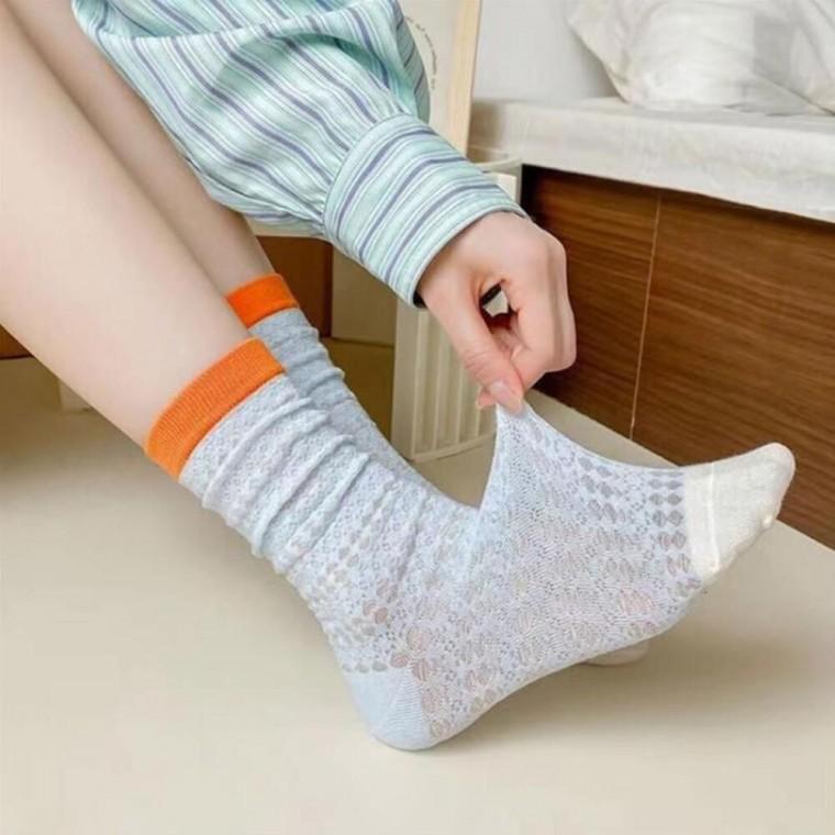 배색포인트 화사한 컬러감 펀칭 디테일 여성 중목양말