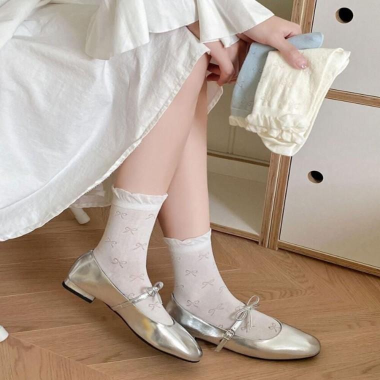 리본 모양 펀칭 디테일 발목 포인트 러블리 중목 양말