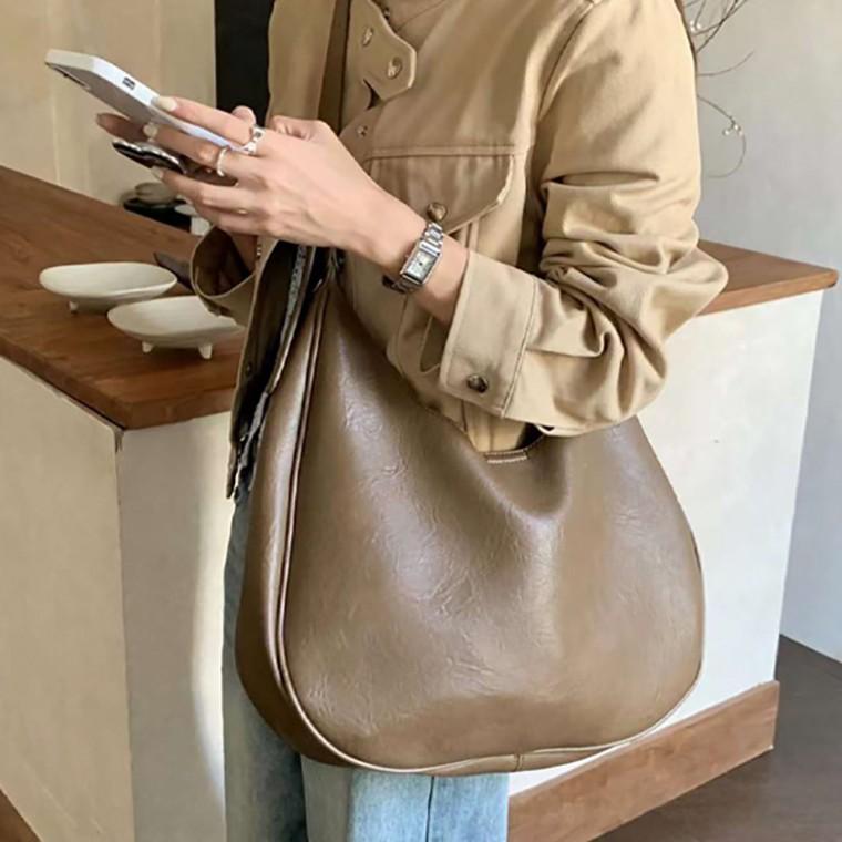 모카 레더 빅사이즈 호보 숄더백 파우치포함 데일리 대용량 가방 여성 크로스백