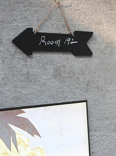 양면으로 사용할수 있는 블랙 화살표 사인보드