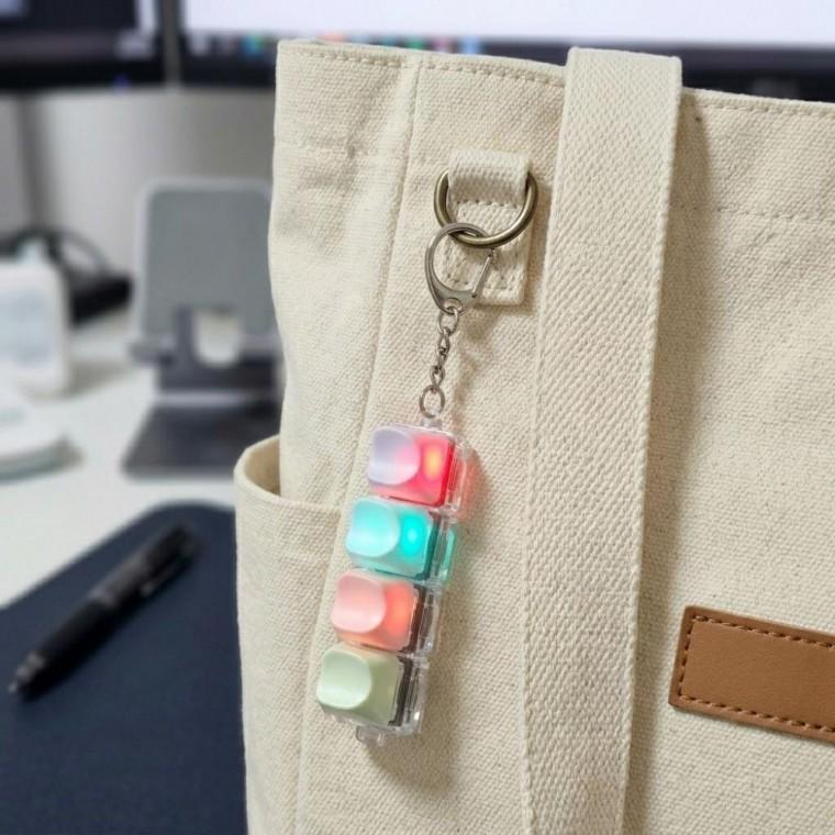 [싸더라] 하트모양 LED 발광 하트 키보드 키링 가방 열쇠고리 키체인 커플 선물
