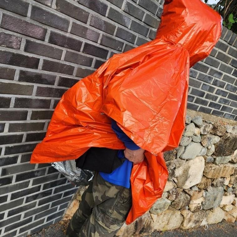비상용 은박 판초우의 오렌지 방풍 보온 우비 재난대비 캠핑 등산 휴대용