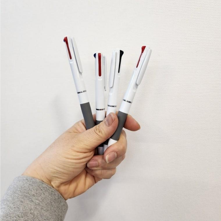 손이 미끄러지지 않는 3색볼펜