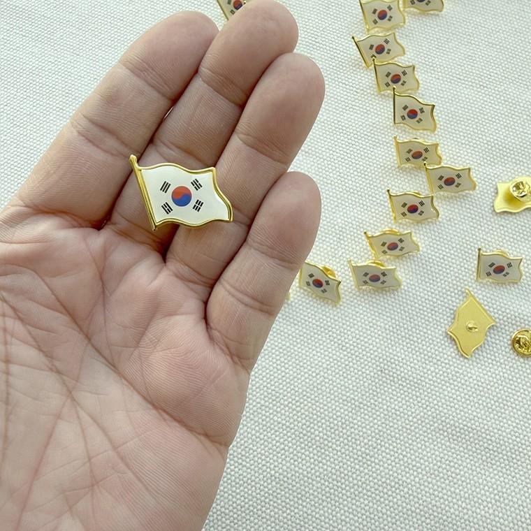 대한민국 휘날리는 금장 태극기 뱃지 1P