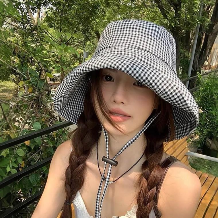 여성 여름 외출 나들이 바캉스 모자 사각 체크 패턴 와이드 버킷햇