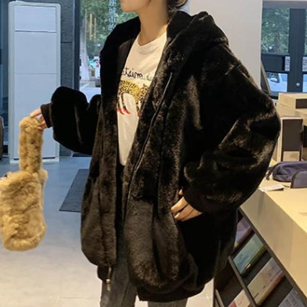 부드러운 퍼 겨울 점퍼 넉넉한 오버핏 디자인 자연스러운 체형커버 스타일리쉬한 여성 후드 아우터