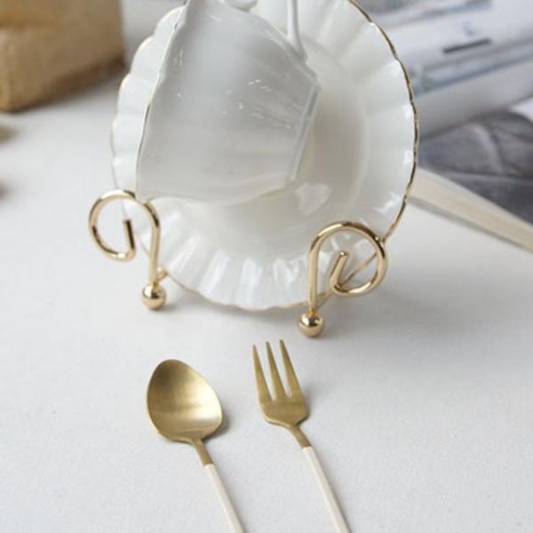 1인 커피잔을 진열하는 디아망 커피잔 거치대