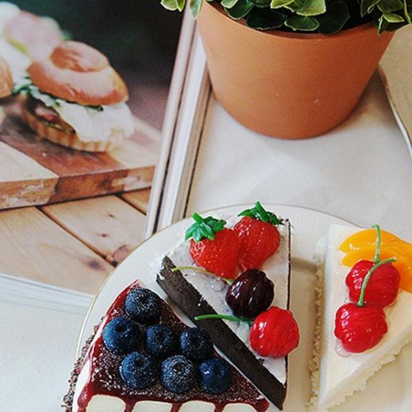 다양한 디자인으로 제작된 모형 치즈케이크 소 3style