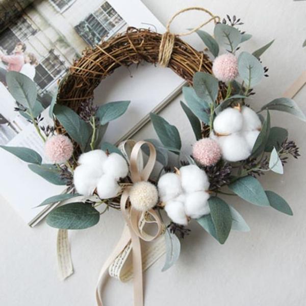 귀여운 꽃잎과 목화로 만든 폼폼 코튼 리스