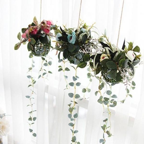 벽에 달아서 장식하는 쉐비로즈 볼 가렌더