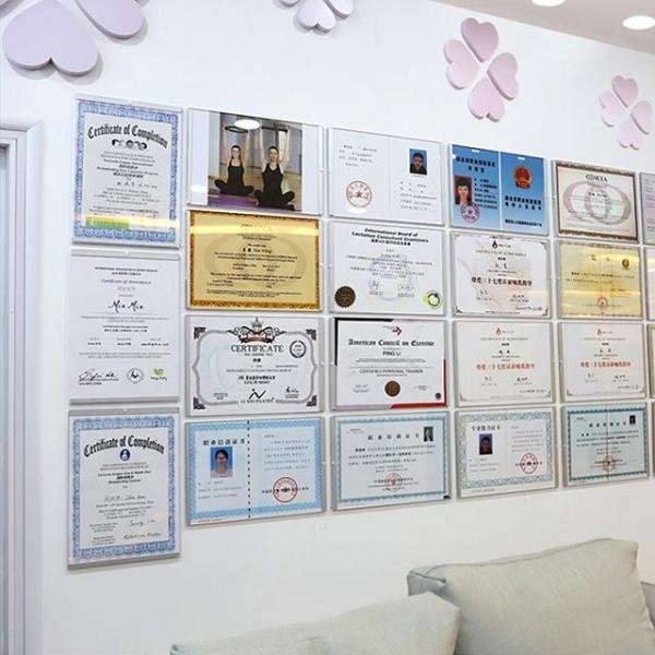 시공이 필요없는 A4 아크릴 게시판 광고판