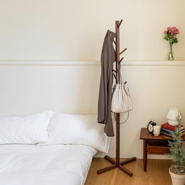 이시아르의 을 담은 심플 원목 옷걸이