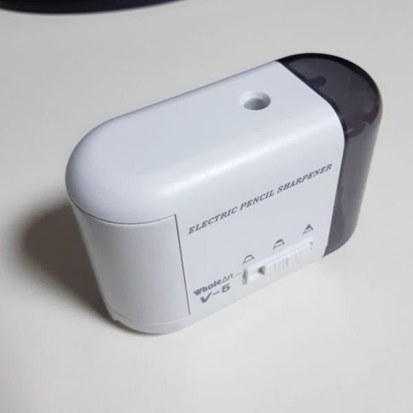 ELM-V5 화이트 휴대용 전동 자동 3단 미술 연필깎이