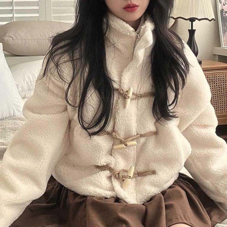 여성 떡볶이 단추 양털 뽀글이 자켓 겨울 데이트 룩