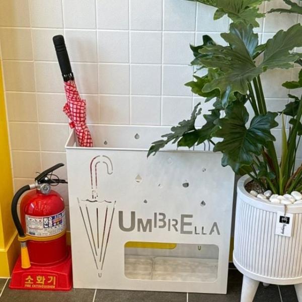 설렘하우스 비오는날 우산꽂이 12구 소형 화이트 인테리어 매장 입간판우산꽂이