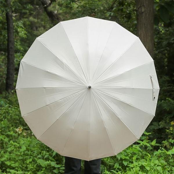 파스텔 컬러가 돋보이는 우드 우산