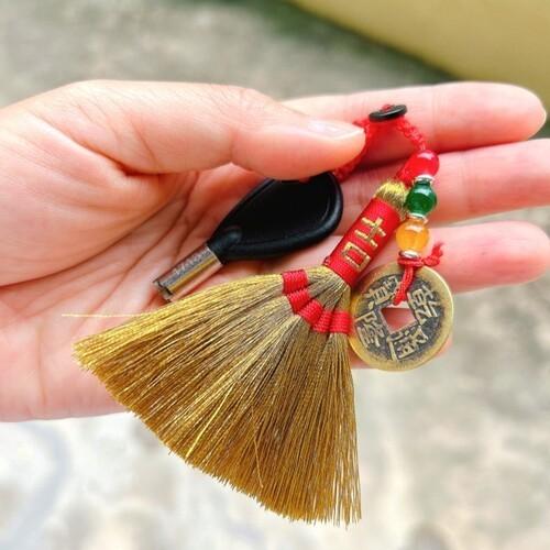 금전운 돈 쓸어담는 황금엽전 빗자루 키링 가방고리