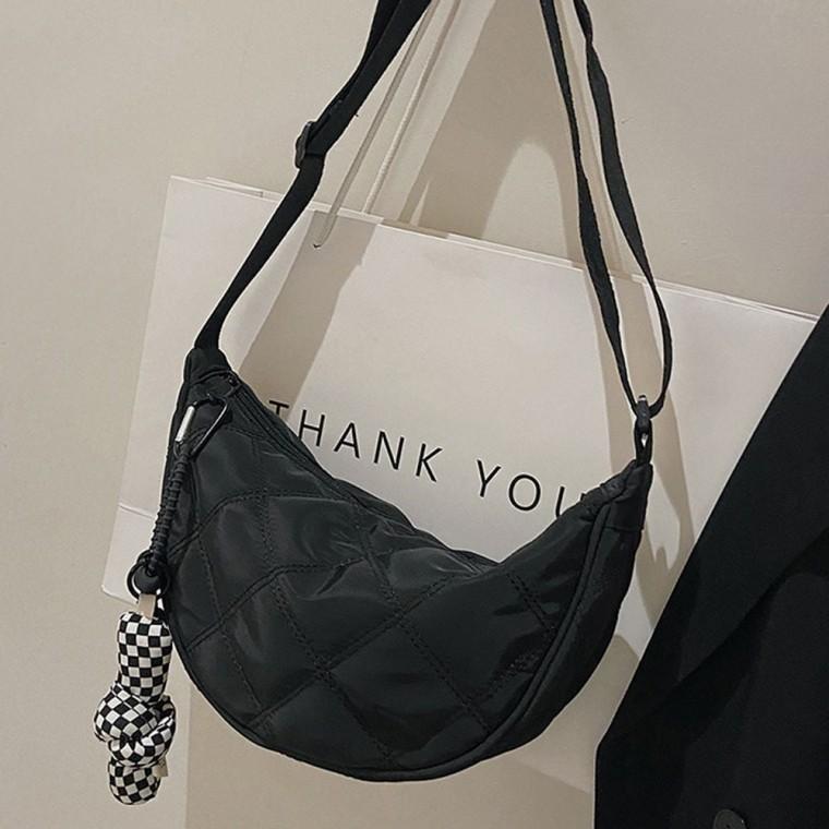 여성 크로스 데일리 가방 반달 캐주얼 퀼팅 백 블랙 숄더크로스백