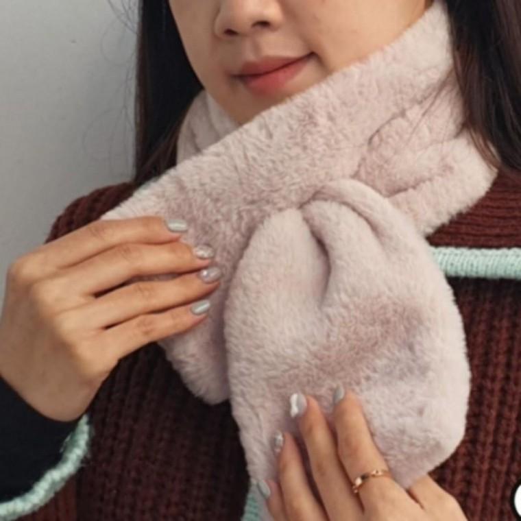 베이지 1개 인공 퍼 구멍 끼우는 미니 목도리 머플러 크로스 고리 넥워머 짧은 퍼 숄