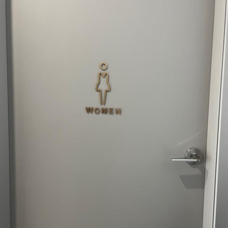 화장실 탈의실 표지판 여자 골드