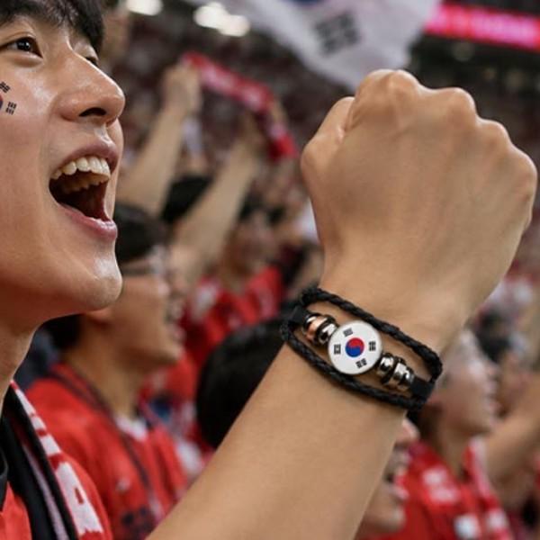 월드컵 팔찌 손목에 간편하게 착용할 수 있어 응원복이나 일상복과 자연스럽게 매치되는 브레이슬릿
