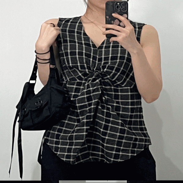 여성 블랙 체크 언발 꼬임 민소매 나시 블라우스 여름 휴가 데일리 바캉스 룩 루즈핏 브이넥 슬리브리스