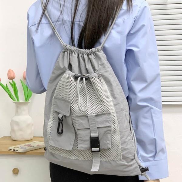 통기성이 뛰어난 매쉬 소재 포켓 펴리한 수납 자유로운 어깨끈 조절 활동적인 라이프스타일에 적합