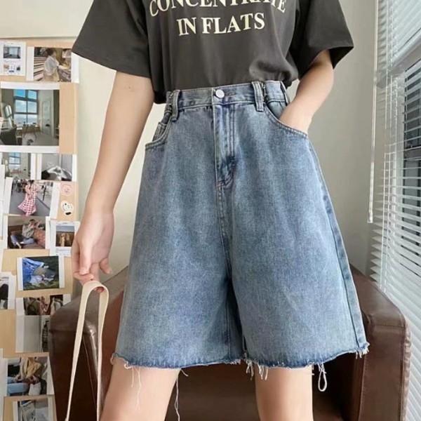 다양한 상의에 매치해도 잘 어울리는 데님 소재 여성 반바지 허리 사이즈조절 클립 롤업 패션