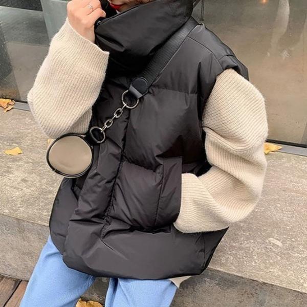 하이넥 패딩 조끼 다양한 니트와도 잘어울리는 캐주얼한 무드의 미디핏 여성 웰론 베스트