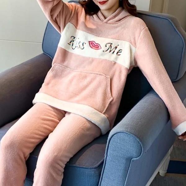 사랑스러운 여성 겨울 잠옷 부드럽고 따듯한 촉감 포근한 극세사 소재 수면 슬립웨어