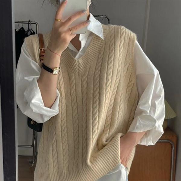 은창]새턴 무드 꼬임 니트 조끼 여성 봄 가을 겨울 보온 사무실 실내 오버핏 베스트 상의 여자 단추 니트