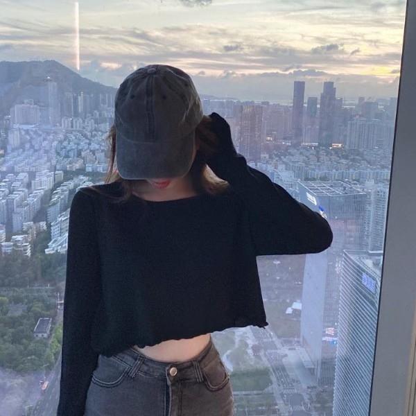 하늘하늘하고 부드러운소재 밑단 소매 셔링 디자인 자유로운 움직임 긴팔 크롭티