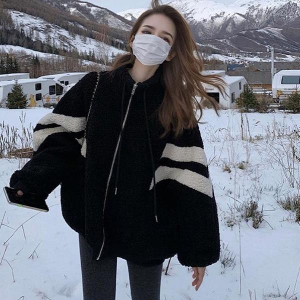 루즈핏 털 후리스 소매 두줄라인 포인트 패셔너블하면서도 가볍게 걸쳐입기 좋은 뽀글이 점퍼