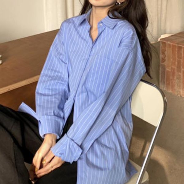 캐주얼하면서도 격식 있는 분위기를 동시에 살려주는 블루 스트라이프 셔츠 심플한 멋을 강조해주는 남방