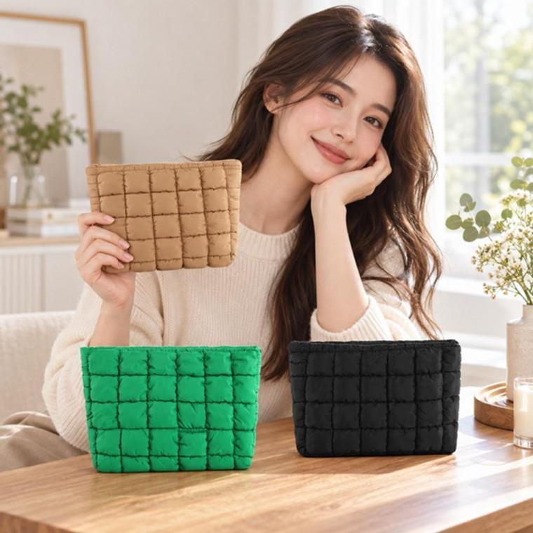 패딩 퀼팅 수납 파우치 지퍼 패딩 수납 파우치 여성 퀼팅 브랜드 패션
