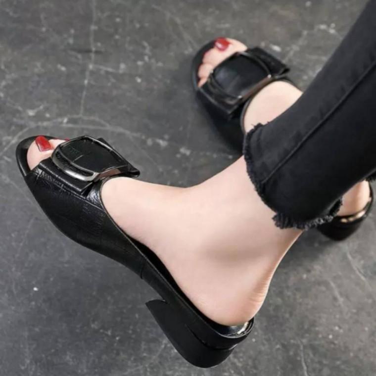 캐주얼 연출 세련된 블로퍼 스타일 슈즈 버클 하프 슬리퍼