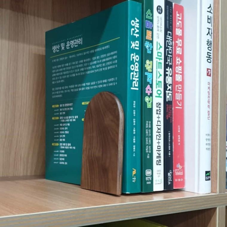원목 책칸막이 라운드형 우드북앤드 책장정리