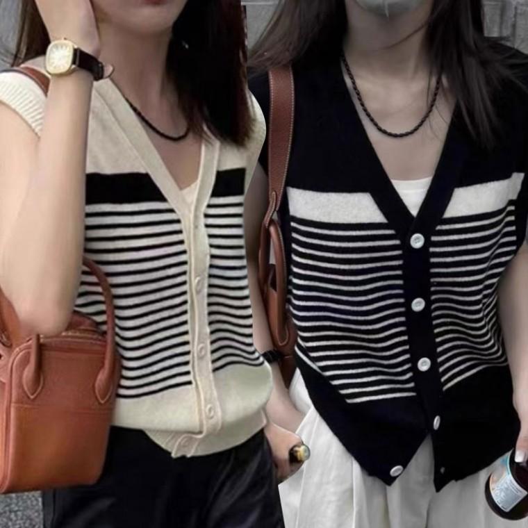 브이넥 스트라이프 니트조끼 버튼 베스트 데일리룩